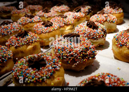 Traditionnel avec élégance Sufganiyot rond donut frites consommées pendant la fête juive de Hanoukka, la fête des lumières Banque D'Images