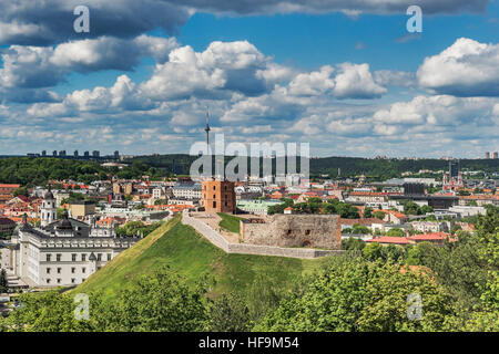 Vue sur la Tour de Gediminas à Vilnius, Vilnius, Lituanie, Pays Baltes, Europe Banque D'Images