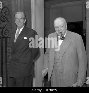 Le premier ministre, Sir Anthony Eden sourire alors qu'il vient à la porte de l'au 10, Downing Street, Londres, avec Sir Winston Churchill, son prédécesseur, après leur réunion. Banque D'Images