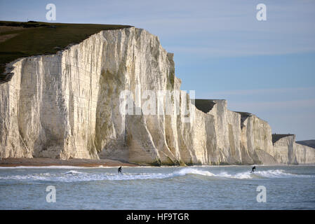 Jetsurfing en hiver à la base des falaises de craie dans l'East Sussex connus sous le nom des sept soeurs, Exceat. Banque D'Images