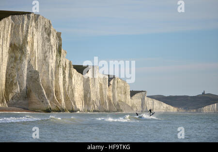 Jetsurfing en hiver à la base des falaises de craie dans l'East Sussex connus sous le nom des sept soeurs, Exceat. Banque D'Images