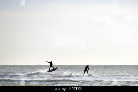 Jetsurfing en hiver à la base des falaises de craie dans l'East Sussex connus sous le nom des sept soeurs, Exceat. Banque D'Images