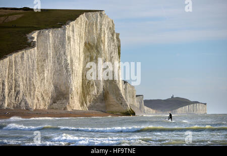 Jetsurfing en hiver à la base des falaises de craie dans l'East Sussex connus sous le nom des sept soeurs, Exceat. Banque D'Images