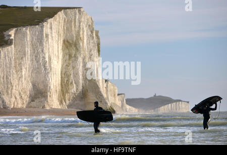 Jetsurfing en hiver à la base des falaises de craie dans l'East Sussex connus sous le nom des sept soeurs, Exceat. Banque D'Images