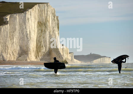 Jetsurfing en hiver à la base des falaises de craie dans l'East Sussex connus sous le nom des sept soeurs, Exceat. Banque D'Images