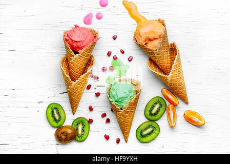La crème glacée d'été assortiment de saveurs de fruits avec kiwi et Grenade Banque D'Images