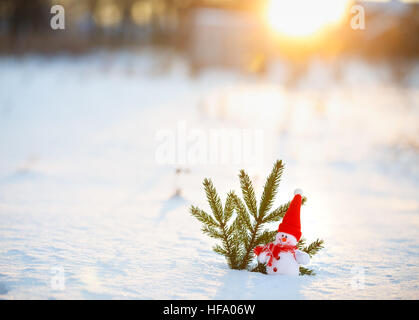 Joyeux Noël et bonne année carte de souhaits avec copie-espace. Happy snowman standing en hiver paysage de neige de noël.l'arrière-plan Banque D'Images