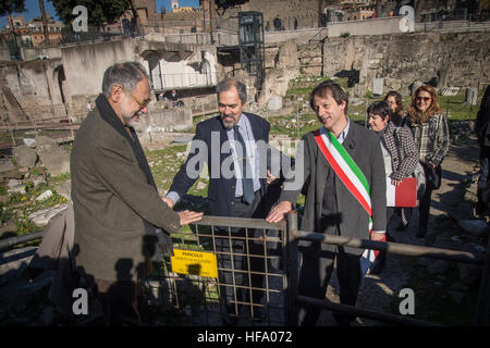 Rome, Italie. 28 Dec, 2016. (L-R) Luca Bergamo, Claudio Parisi Presicci, et Francesco Prospetti à la conférence de presse 'primo Gennaio ai Fori" à Rome. © Andrea Ronchini/Pacific Press/Alamy Live News Banque D'Images