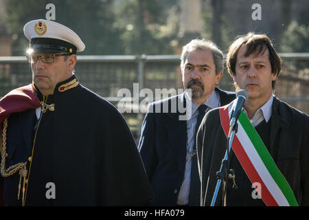 Rome, Italie. 28 Dec, 2016. Luca Bergamo (R) parle à la conférence de presse 'primo Gennaio ai Fori" à Rome. © Andrea Ronchini/Pacific Press/Alamy Live News Banque D'Images