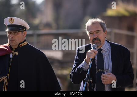 Rome, Italie. 28 Dec, 2016. Claudio Parisi Presicce (R) parle à la conférence de presse 'primo Gennaio ai Fori" à Rome. © Andrea Ronchini/Pacific Press/Alamy Live News Banque D'Images