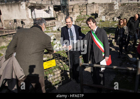 Rome, Italie. 28 Dec, 2016. (L-R) Luca Bergamo, Claudio Parisi Presicce, et Francesco Prospetti à la conférence de presse 'primo Gennaio ai Fori" à Rome. © Andrea Ronchini/Pacific Press/Alamy Live News Banque D'Images