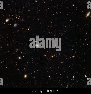 Le télescope spatial Hubble capture une image époustouflante de galaxies regroupées dans un rassemblement galactique, montrant la capacité du télescope à observer des objets astronomiques lointains avec clarté. Banque D'Images