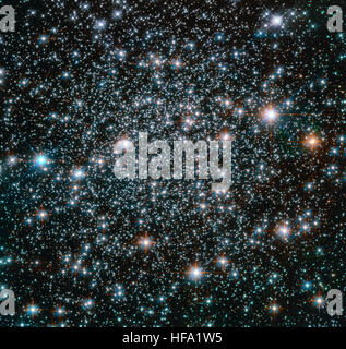 Le télescope spatial Hubble de la NASA capture des images époustouflantes d'un système stellaire avec une maison en métal lourd, offrant de nouvelles perspectives sur l'évolution stellaire et la composition des étoiles lointaines. Banque D'Images