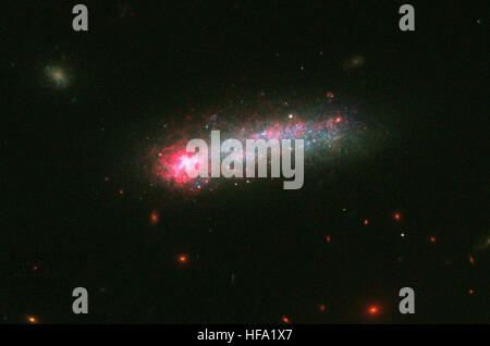 Le télescope spatial Hubble capture une vue imprenable des feux d'artifice stellaires dans la galaxie « Skyrocket », révélant une activité cosmique dynamique. Banque D'Images