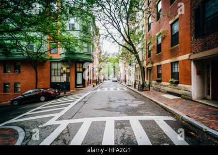 Intersection et bâtiments historiques dans la région de Beacon Hill, Boston, Massachusetts. Banque D'Images