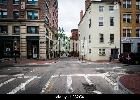 Intersection et bâtiments historiques dans la région de Beacon Hill, Boston, Massachusetts. Banque D'Images