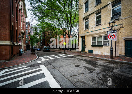 Intersection et bâtiments historiques dans la région de Beacon Hill, Boston, Massachusetts. Banque D'Images