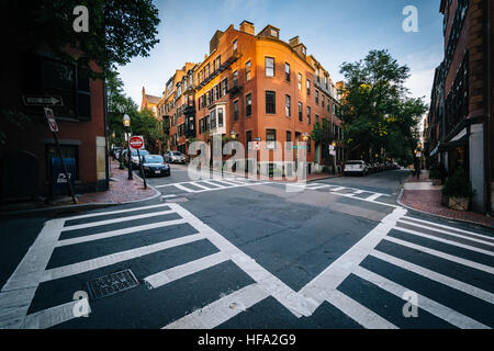 Intersection et bâtiments historiques dans la région de Beacon Hill, Boston, Massachusetts. Banque D'Images