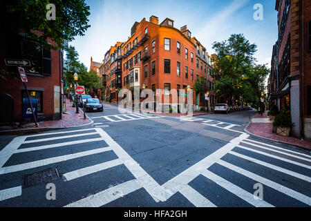 Intersection et bâtiments historiques dans la région de Beacon Hill, Boston, Massachusetts. Banque D'Images