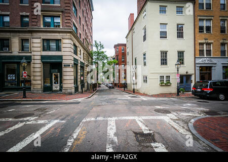 Intersection et bâtiments historiques dans la région de Beacon Hill, Boston, Massachusetts. Banque D'Images