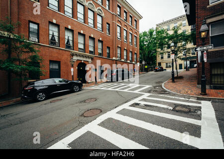 Intersection et bâtiments historiques dans la région de Beacon Hill, Boston, Massachusetts. Banque D'Images