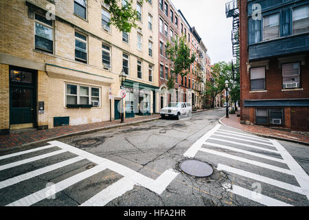 Intersection et bâtiments historiques dans la région de Beacon Hill, Boston, Massachusetts. Banque D'Images