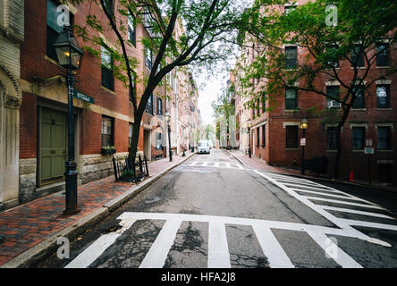 Intersection et bâtiments historiques dans la région de Beacon Hill, Boston, Massachusetts. Banque D'Images