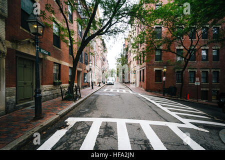 Intersection et bâtiments historiques dans la région de Beacon Hill, Boston, Massachusetts. Banque D'Images