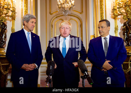 Le ministre britannique des affaires étrangères, Boris Johnson est le secrétaire d'État américain John Kerry et l'Envoyé spécial des Nations Unies pour le Yémen Ismail Ould Cheikh Ahmed à Lancaster House, à Londres, Royaume-Uni, le 16 octobre 2016, qui s'attaquent aux journalistes et d'appeler à un cessez-le-feu immédiat au Yémen. Banque D'Images