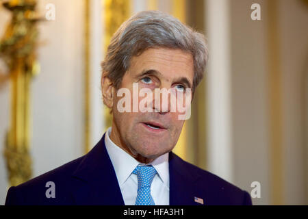 Le secrétaire d'Etat John Kerry se tient avec le Ministre britannique des affaires étrangères, Boris Johnson et envoyé spécial des Nations Unies pour le Yémen Ismail Ould Cheikh Ahmed à Lancaster House, à Londres, Royaume-Uni, le 16 octobre 2016, qui s'attaquent aux journalistes et d'appeler à un cessez-le-feu immédiat au Yémen. Banque D'Images