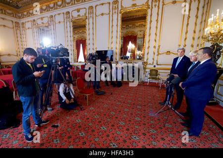 Le secrétaire d'État américain John Kerry et le Ministre britannique des affaires étrangères, Boris Johnson écouter l'Envoyé spécial des Nations Unies pour le Yémen Ismail Ould Cheikh Ahmed parler à Lancaster House, à Londres, Royaume-Uni, le 16 octobre 2016, comme il se joint à eux en appelant à un cessez-le-feu immédiat au Yémen. Banque D'Images