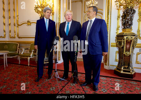 Le ministre britannique des affaires étrangères, Boris Johnson est le secrétaire d'État américain John Kerry et l'Envoyé spécial des Nations Unies pour le Yémen Ismail Ould Cheikh Ahmed à Lancaster House, à Londres, Royaume-Uni, le 16 octobre 2016, qui s'attaquent aux journalistes et d'appeler à un cessez-le-feu immédiat au Yémen. Banque D'Images