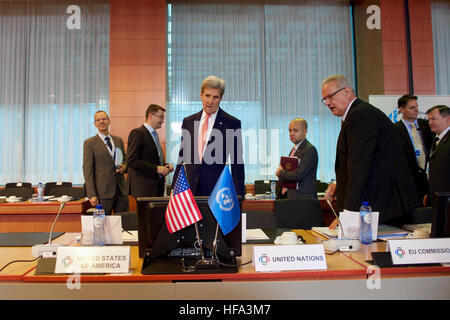 Le secrétaire d'Etat John Kerry prend son siège le 5 octobre 2016, à la Commission européenne, bâtiment Justus Lipsius à Bruxelles, Belgique, avant le début d'une conférence pour les Afghans. Banque D'Images