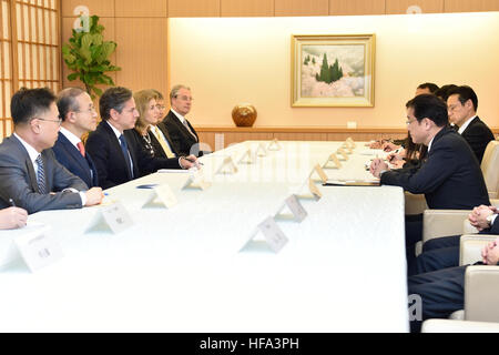 Sous-secrétaire d'État Antony "Tony" Blinken, avec l'ambassadeur américain au Japon Caroline Kennedy, rencontre avec le Ministre japonais des affaires étrangères Fumio Kishida, Ministre des affaires étrangères japonais Shinsuke Sugiyama, et la République de Corée (ROK) Premier Vice-Ministre des affaires étrangères, Lim Sung-nam à Tokyo, Japon, le 26 octobre 2016. Banque D'Images