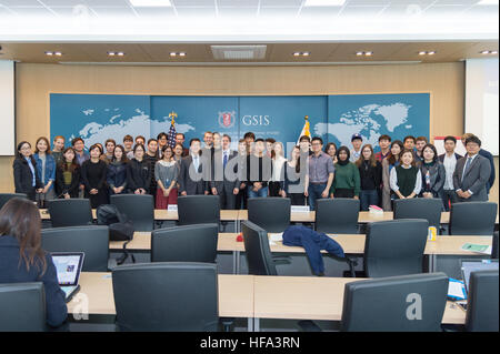 Sous-secrétaire d'État Antony "Tony" Blinken pose pour une photo avec des étudiants à l'Université nationale de Séoul à Séoul, Corée du Sud, le 28 octobre 2016. Banque D'Images