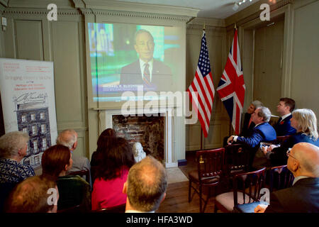 Le secrétaire d'Etat John Kerry, flanqué de l'Ambassadeur des États-Unis au Royaume-Uni Matthew Barzun, regarde une vidéo de l'ancien maire de New York Michael Bloomberg à la Benjamin Franklin House de Londres, au Royaume-Uni, avant que le secrétaire a reçu la Médaille Benjamin Franklin pour le leadership le 31 octobre 2016. Banque D'Images