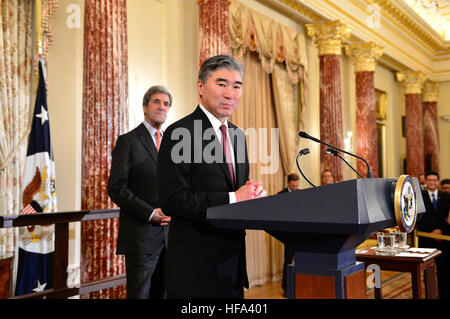 Le secrétaire d'État américain John Kerry à sur, nouvellement assermenté ambassadeur des États-Unis à l'Philippines Sung Kim prononce une allocution lors d'une cérémonie en son honneur au département d'État des États-Unis à Washington, D.C., le 3 novembre 2016. Banque D'Images