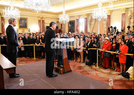 Le secrétaire d'État américain John Kerry à sur, nouvellement assermenté ambassadeur des États-Unis à l'Philippines Sung Kim prononce une allocution lors d'une cérémonie en son honneur au département d'État des États-Unis à Washington, D.C., le 3 novembre 2016. Banque D'Images