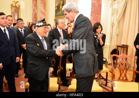 Le secrétaire d'Etat John Kerry, serre la main avec 99-year-old World War II Fillipino vétéran américain Celestino Almeda lors de la cérémonie d'assermentation pour l'Ambassadeur des États-Unis à l'Philippines Sung Kim, au Département d'État des États-Unis à Washington, D.C., le 3 novembre 2016. Almeda combattu comme 1941 membre de l'Armée du Commonwealth des Philippines sous le contrôle de l'armée américaine. Banque D'Images