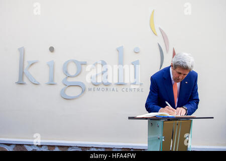 Le secrétaire d'Etat John Kerry signe le livre d'or sur le mémorial de Gisozi Centre - commémorant le génocide rwandais de 1994 - alors qu'il s'arrête au cours d'une visite à la capitale rwandaise de Kigali le 14 octobre 2016, pour assister à une conférence axée sur la modification du protocole de Montréal La protection de la couche d'ozone. Banque D'Images