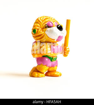 GOMEL, Bélarus - 13 septembre 2016 : Kinder Surprise jouet miniature, tigre par Ferero. Ferrero SpA est un fabricant italien de chocolat de marque. Banque D'Images