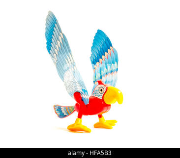 GOMEL, Bélarus - 13 septembre 2016 : Kinder Surprise jouet miniature, d'oiseaux par Ferero. Ferrero SpA est un fabricant italien de chocolat de marque. Banque D'Images