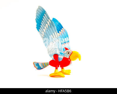 GOMEL, Bélarus - 13 septembre 2016 : Kinder Surprise jouet miniature, d'oiseaux par Ferero. Ferrero SpA est un fabricant italien de chocolat de marque. Banque D'Images