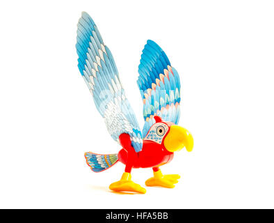 GOMEL, Bélarus - 13 septembre 2016 : Kinder Surprise jouet miniature, d'oiseaux par Ferero. Ferrero SpA est un fabricant italien de chocolat de marque. Banque D'Images