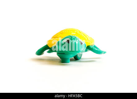 GOMEL, Bélarus - 13 septembre 2016 : Kinder Surprise tortue jouet miniature, par Ferero. Ferrero SpA est un fabricant italien de chocolat de marque. Banque D'Images