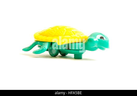 GOMEL, Bélarus - 13 septembre 2016 : Kinder Surprise tortue jouet miniature, par Ferero. Ferrero SpA est un fabricant italien de chocolat de marque. Banque D'Images