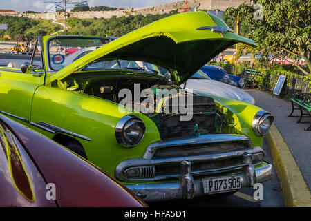 Capot révélant le radiateur et le moteur d'une vieille voiture américaine classique, La Havane, Cuba. Banque D'Images