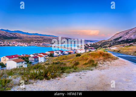 Vue aérienne sur la ville de Pag dans le coucher du soleil. Banque D'Images