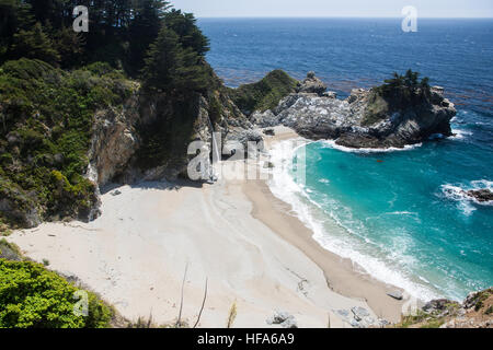 McWay Falls à Julia Pfeiffer Burns State Park,National,1,l'autoroute Pacific Coast Highway, PCH, Californie,USA Banque D'Images