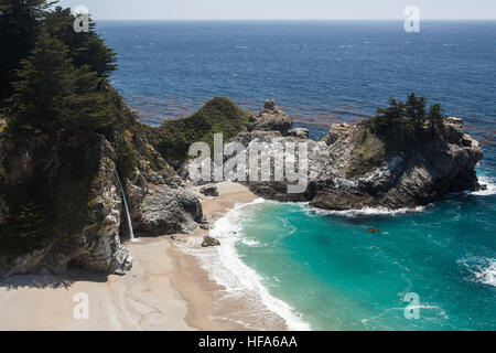 McWay Falls à Julia Pfeiffer Burns State Park,National,1,l'autoroute Pacific Coast Highway, PCH, Californie,USA Banque D'Images